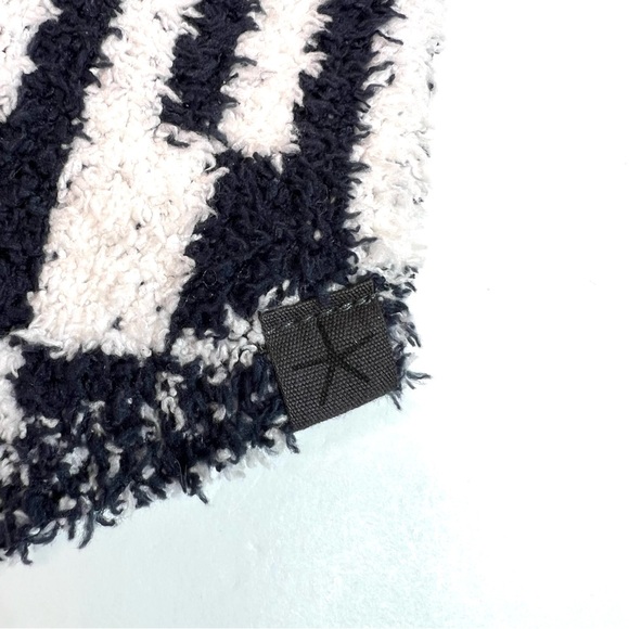 Barefoot Dreams Cozy Chic Abstract Check Dog
Sweater Size Small - Picture 4 of 16